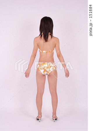 女性 背中 水着 立ち 水着女性の写真素材