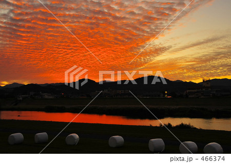 遠賀川土手 夕陽の写真素材