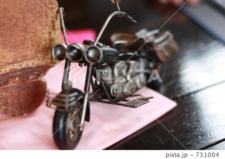黒色 おもちゃ 手作り バイクの写真素材