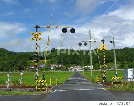 田舎道 田園 福島県 踏切の写真素材