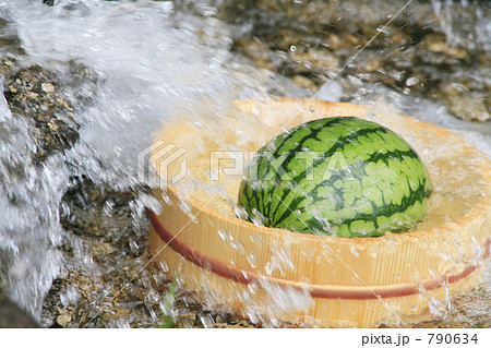 スイカ 涼 木桶 水の写真素材