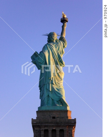 ニューヨーク 自由の女神 後姿 アメリカの写真素材