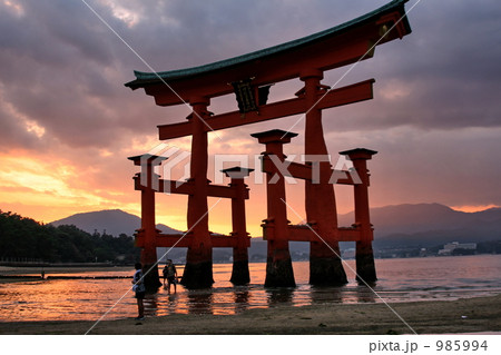 夕日 鳥居 宮島 厳島神社の写真素材