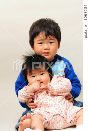 兄妹 お兄ちゃん 抱っこ 赤ちゃんの写真素材