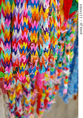 千羽鶴 カラフル 平和 鶴 折り紙の写真素材