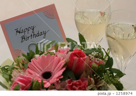 誕生日 Happybirthday ワイン アレンジ花の写真素材 Pixta
