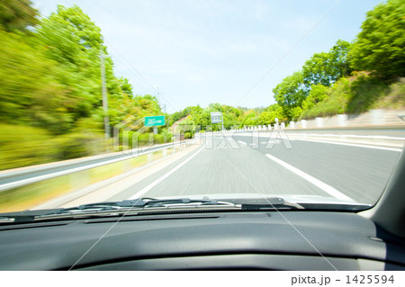 車窓 フロントガラス 風景 新緑の写真素材
