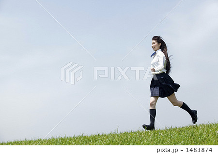 人物 学生 走る 高校生の写真素材