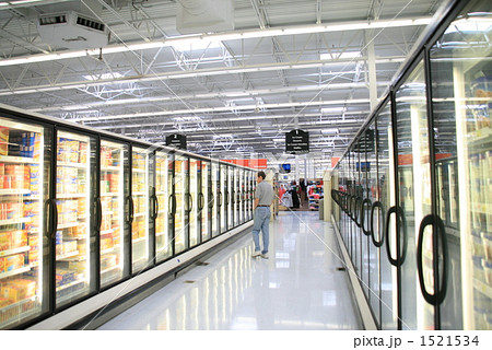 リーチイン 冷凍食品売り場の写真素材
