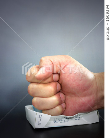 タバコ 握り拳 手 箱 握るの写真素材