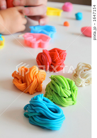ねんど遊び 小麦ねんど 小麦粉粘土 型抜きの写真素材