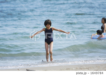 海水浴女子小学生盗撮 女性 小学生 青い海 海水浴の写真素材 - PIXTA