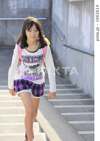 ロリ街撮りパンチラ 小学生 女の子 ランドセル パンツの写真素材 - PIXTA