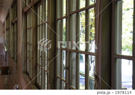 窓枠 学校 廊下 木製サッシュの写真素材