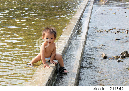 子供 水遊び 裸 赤ちゃん 水遊び 裸 子供の写真素材 - PIXTA