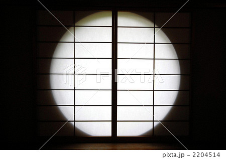 丸窓 窓 障子 光と影の写真素材