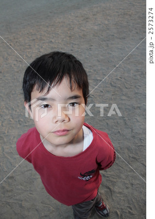 人物 子供 ハイアングル 後ろ手の写真素材 人物 子供 ハイアングル 後ろ手の写真素材