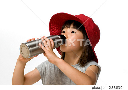 飲む 水筒 子供 女の子の写真素材