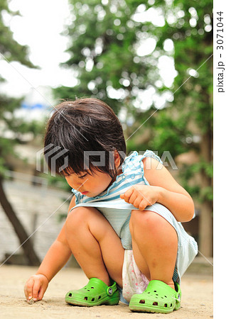 小学生女児 パンチラ 子供 しゃがむ 女の子 真夏の写真素材 - PIXTA