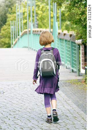 子供 外国人 後姿 橋の写真素材