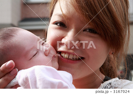 頬ずり ママ 赤ちゃん 愛情の写真素材