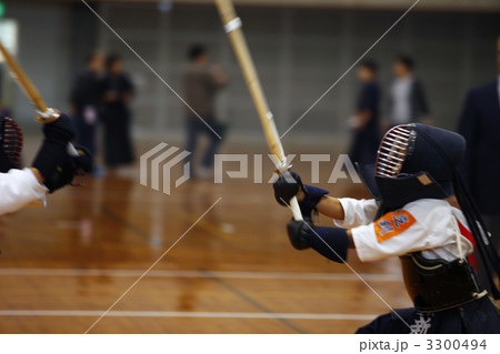 竹刀 勝負 武道 真剣勝負の写真素材