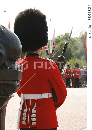 衛兵 衛兵交替式 後姿 イギリスの写真素材