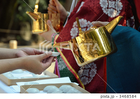 手 お神酒 酒 注ぐの写真素材 - PIXTA