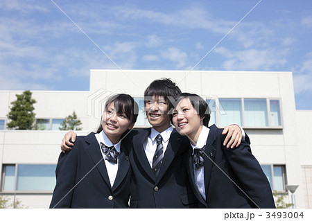 肩に手をまわすの写真素材