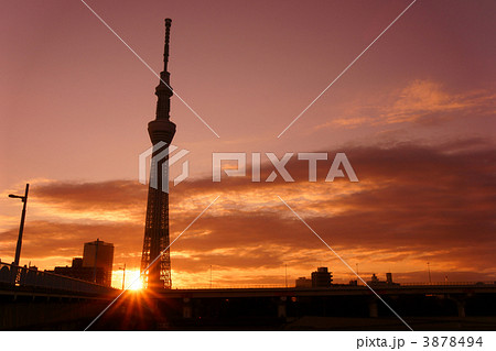 初日の出 朝日 東京スカイツリー リベットの写真素材 Pixta