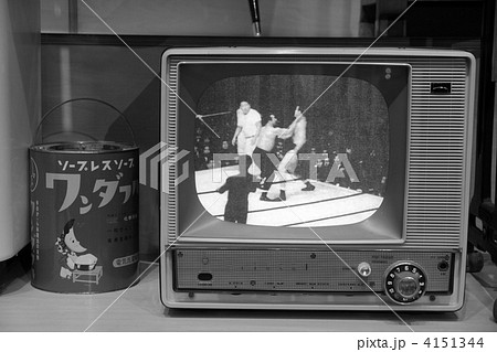 白黒テレビ 昭和の写真素材