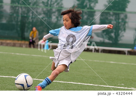 シュート体勢 サッカーボール 子供 サッカーの写真素材