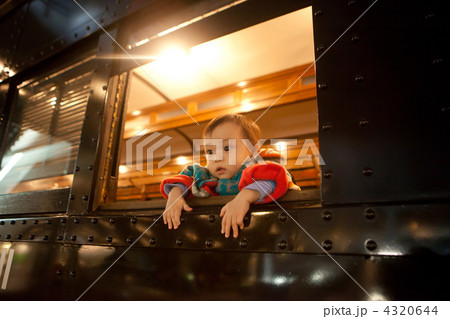 電車 別れ 発車 見送りの写真素材