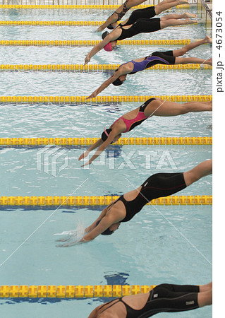 人物 女性 飛び込み 水泳選手の写真素材