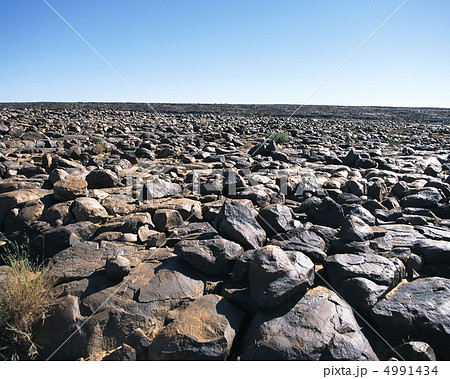 サハラ砂漠 岩石 モーリタニア アタールの写真素材