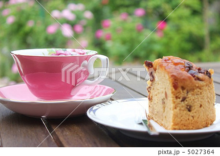 お茶会 ティーパーティー 庭 薔薇の写真素材