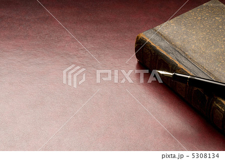 アンティーク本と万年筆の写真素材