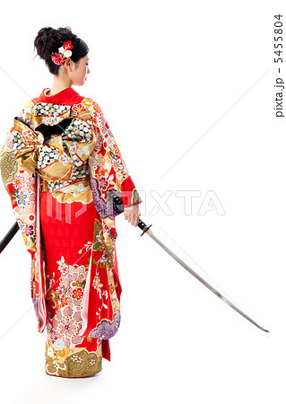 人物 女性 刀 日本刀 伝統 晴れ着 着物 振袖の写真素材
