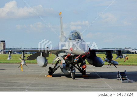 航空機 戦闘機 軍用機 停止 白 横位置の写真素材