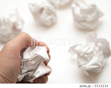 丸める 紙 人間 ゴミ 手の写真素材
