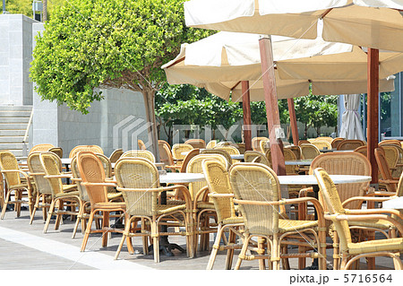 オープンカフェ カフェ レストラン 日よけの写真素材 Pixta
