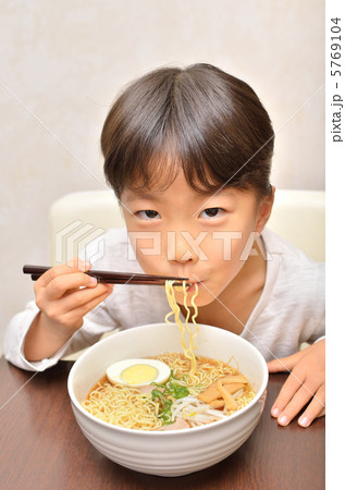 熱い ラーメン 笑う 10歳未満の写真素材
