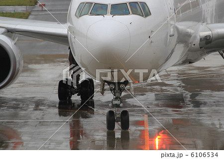 雨 飛行機 航空機 旅客機の写真素材