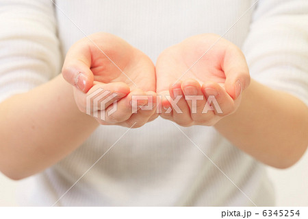 手 両手 掬う 水の写真素材