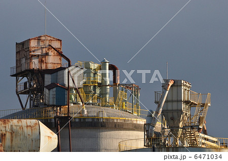 セメント工場 工場 建物 スチームパンクの写真素材