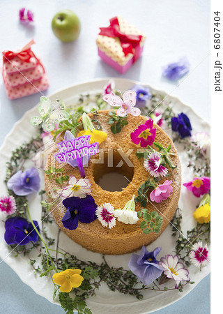 食用花 エディブルフラワー バースデーケーキ 蝶々 ケーキの写真素材