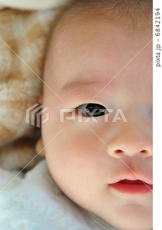 子供 顔 赤ちゃん ドアップの写真素材