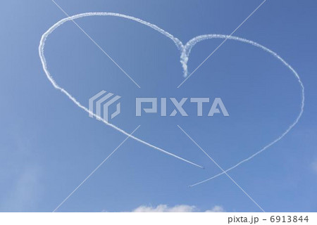 青空 ハート 飛行機雲 ブルーインパルスの写真素材