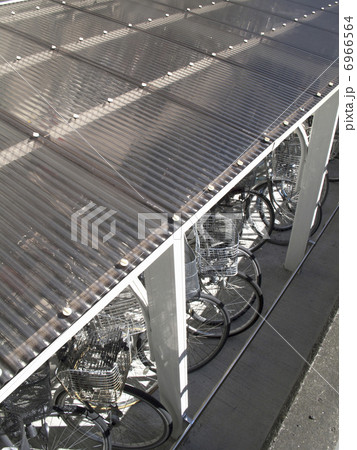 トタン屋根 自転車置き場 半透明 パーキングの写真素材