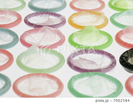 コンドーム 白バック 白色 カラフルの写真素材